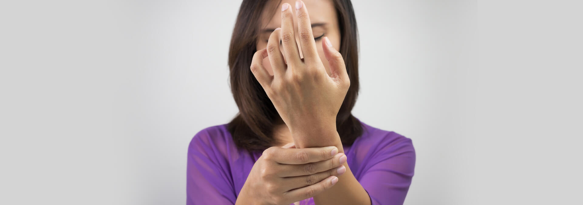 Acute_pain_womens_wrist.jpg