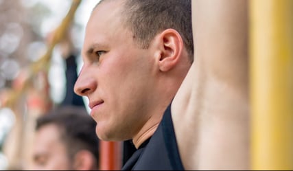 Male_fitness_instructor_park_in_Pull_ups