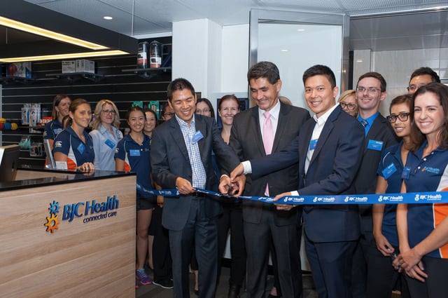 Cutting_the_ribbon.jpg